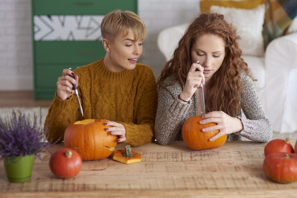Dos chicas con calabazas de Halloween
